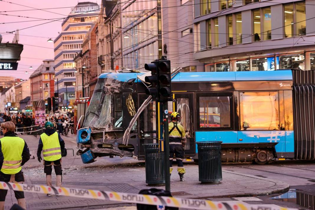 Raydan çıkan tramvay Apple Store'a girdi! Film sahnelerini aratmayan kareler 3